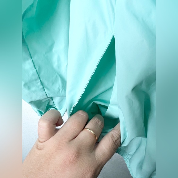 V.S. Pink Hooded windbreaker jacket. 1/2 Zip Close. Active Wear Teal/White. ML - Picture 9 of 12